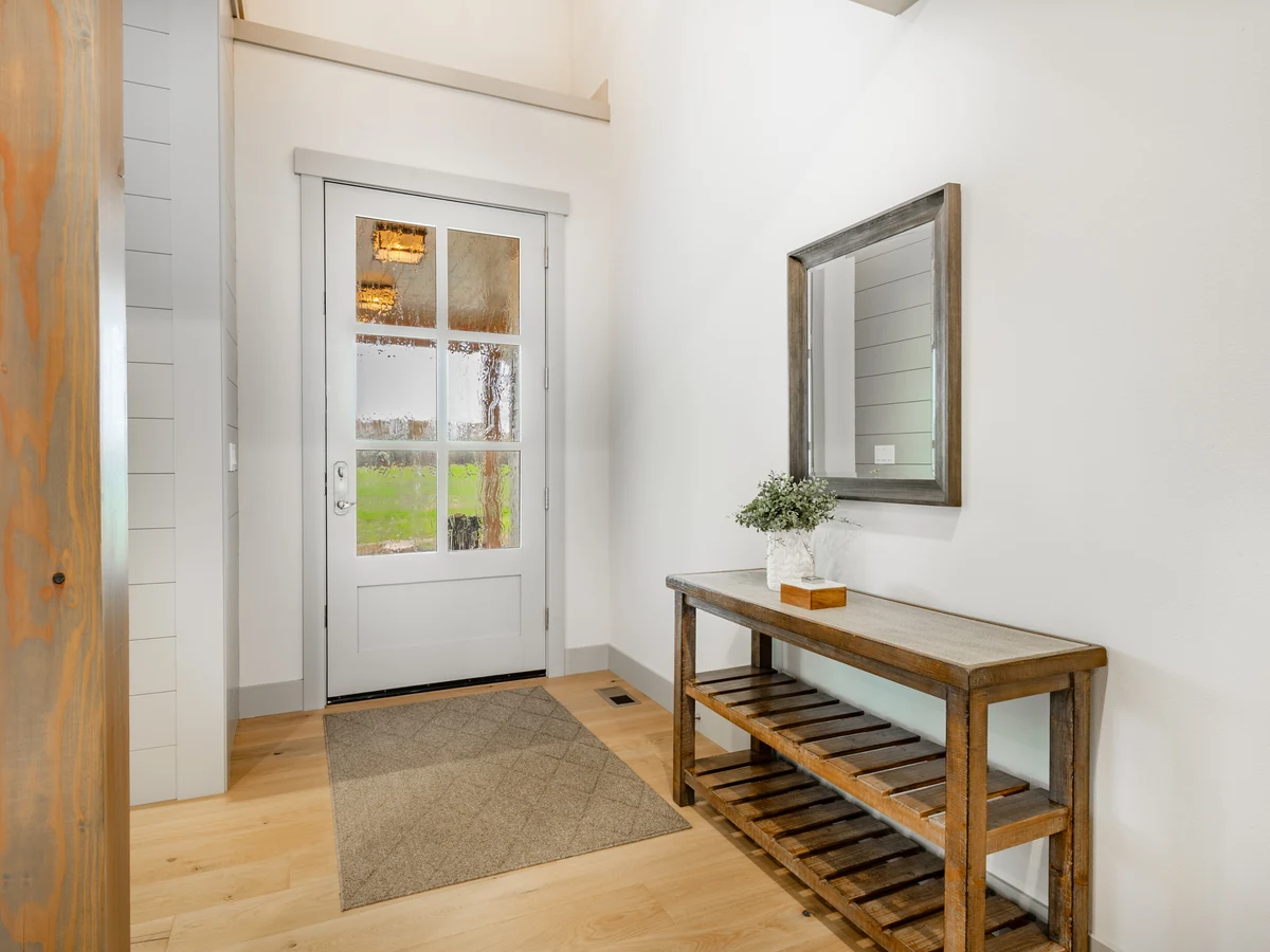 hallway-painting-farmhouse-entrance-white-windsor-decorators Farmhouse entrance hallway interior painting in a Wraysbury period cottage