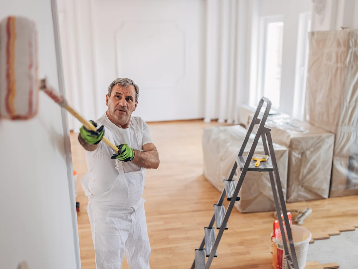 painting-decorating-mature-man-interior-windsor-decorators Experienced decorator working on interior in Englefield Green by Windsor Decorators